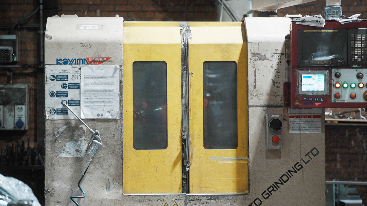 Vista centro di sbavatura robottizzato Koyama